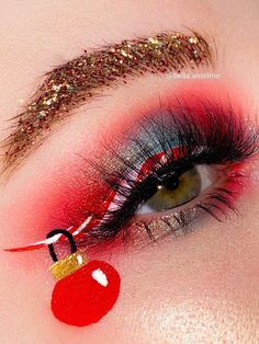 Christmas eyeshadow look: red eyes with an ornament Red Christmas Eye Makeup, Christmas Eye Looks, Christmas Make Up Looks, Christmas Makeup Looks Simple, Insane Makeup, Reindeer Makeup, Christmas Eyeshadow Looks, Makeup Looks Winter, Holiday Eye Makeup