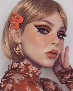 #70s makeup Neon Orange Makeup Looks, Kaleidoscope Photoshoot, Orange Lip Makeup, Neon Orange Makeup, Makeup Looks Orange, Orange Makeup Looks, 70s Eye Makeup, 70’s Makeup, 70s Disco Makeup