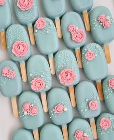 there are many blue and pink lollipops with flowers on them