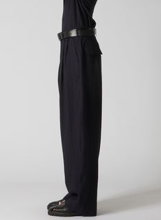 Hochwertige, plissierte weite Hosen aus den Yohji Yamamoto Kollektionen mit einem dezenten Nadelstreifenmuster, das einen eleganten Look bietet. Hergestellt aus leichtem Woll-Rayon-Material, haben diese Hosen eine abgerundete Silhouette und eine weiche, drapierte Textur. Kombinieren Sie sie mit einer passenden Jacke für ein komplettes Outfit.

- Nadelstreifenmuster für einen eleganten Eindruck

- Hergestellt aus Woll-Rayon-Material, bekannt für seine Drapierung

- Mit einer sanft abgerundeten Silhouette und Falten an der Taille

- Ergänzt die klassische Herrenmode-Ästhetik

- Kann mit einer passenden Jacke als Set kombiniert werden

Bitte verwenden Sie die Größeninformationen, um die richtige Größe der Waren zu finden, die zu Ihren Maßen passt. Menswear Aesthetic, Pinstripe Pattern, Pantalon Large, Brand Collection, Complete Outfits, Wide Pants, Komplette Outfits, Yohji Yamamoto, Gift Ideas For Men