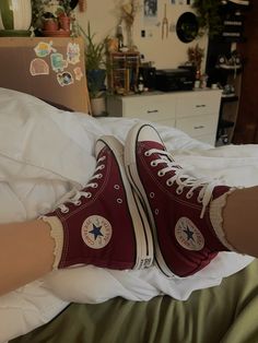 Maroon Converse Aesthetic, Cherry Red Converse, Converse Charms, Dark Red Converse, Converse Maroon, Red Converse Outfit, Kurt Cobain Style, Maroon Converse, Red Chucks