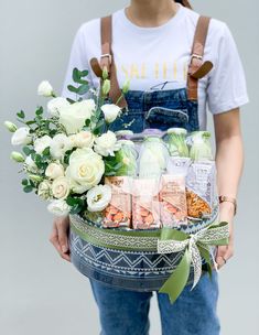 กระเช้าน้ำดื่มเพื่อสุขภาพ Flower Hampers Gift Ideas, Plant Hampers, Fruits And Flowers Basket, Flower Hampers Basket, Hamper Diy, Bucket Gifts, Fruit Hampers, Fruit Centerpieces