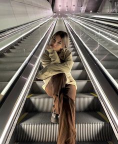 ootd, escalator photoshoot, ootd idea, what i wore, escalator, pose idea, picture for instagram idea, happy, aesthetic, outfit idea, photoshoot for instagram, night aesthetic, mall photoshoot, brown trousers, green sweatshirt, fall oufit, outfits for instagram Pose Mode, Stylish Photo, Pose Fotografi, Couple Pose, Shotting Photo, Photographie Portrait Inspiration, Model Pose, 사진 촬영 포즈