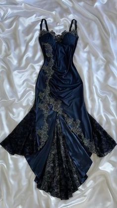 Maximalist Formal Dress, 1800s Gothic Fashion, Siren Outfit Ideas, Romantic Goth Dress, Performing Outfits, Alternative Dresses, Dress Types, Inai Pengantin, Prom Dress Inspo