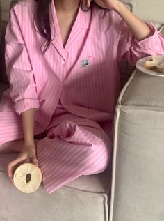 Women's Stripe Pajama Set Expensive Pajamas Aesthetic, Matching Set Pajamas, Aesthetic Pijamas, Classy Pajamas, Cool Pyjamas, Pajama Photoshoot, Covered Clothes, Linen Fits