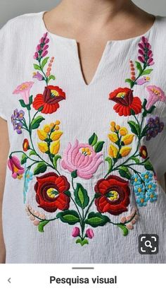 a woman wearing a white shirt with colorful flowers on it and the words pesquisa visual