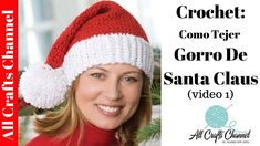 a woman wearing a red and white knitted santa hat with the words crochet como tier gorro de santa claus video 2