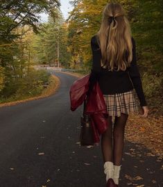 Fall Aesthetic Outfit, Gilmore Girl, Autumn Fits, Lily Rose Depp, American Beauty, Mode Inspo, Autumn Aesthetic