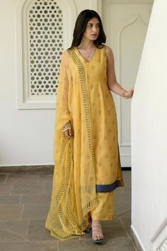 Shop for Taro Yellow Chanderi Silk Kurta Set for Women Online at Aza Fashions College Kurti, Sleeveless Kurti Designs, Kurti Simple, Salwar Ideas, Salwar Design, Block Printed Kurta, Kurta Set With Dupatta, Indian Wardrobe, Suit Neck Designs