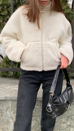 Cream Fleece Jacket Outfit, Teddy Jacket Outfit Aesthetic, Teddy Jacket Aesthetic, Winter Outfits Fluffy Jacket, Teddy Fleece Jacket Outfit, Fuzzy Jacket Outfit Aesthetic, White Fleece Jacket Outfit, White Sherpa Jacket Outfit, Teddy Bear Sweater Outfit