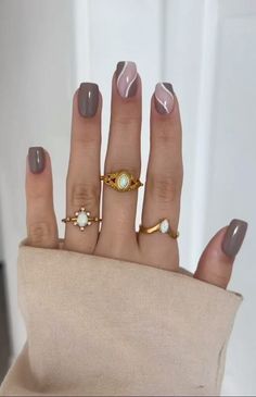 Get ready to embrace the cozy vibes of autumn with these adorable short fall nails! 🍂 From rich burgundy to warm mustard yellows, there’s a perfect shade for everyone. Whether you’re into cute leaf designs or simple matte finishes, short fall nails are the ultimate way to celebrate the season without the fuss. Plus, they’re super easy to maintain! Perfect for pumpkin spice lattes and sweater weather. Check out these trendy ideas and find your next nail inspiration that screams fall! #FallNails Square Gel Nails, Candy Corn Nails, Fresh Nail, Designs For Short Nails, Wine Nails, Simple Fall Nails