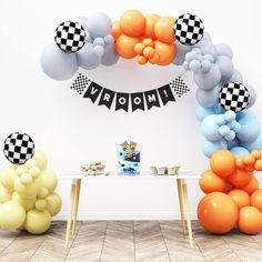 balloons are arranged in the shape of an arch