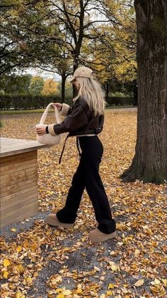 10+ CHIC FALL OUTFITS FOR AUTUMN | FALL OUTFITS 2023 Uhh Boots Outfit, Cropped Sherpa Jacket Outfit, Cold Autumn Outfits, Fall Outfits Cold Weather, Winter Weather Outfits, Winter Boots Outfit, Swedish Outfit, Winter Outfits Fashion, Uggs Outfits