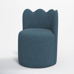 a blue chair with scalloped backrests on a white background in the shape of a shell