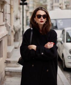 Walking Down The Street, Woman In Black, Stil Elegant, العناية بالشعر