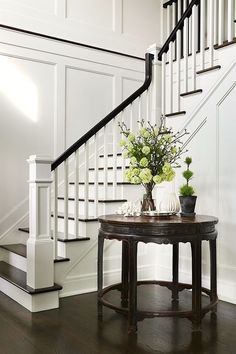 4 Interior Colour Trends to Ditch in 2025 - Colour Trends Foto Scale, Round Foyer, Round Foyer Table, Black Railing, Foyer Furniture, White Wall Paint, Transitional Dining Room, Oak Trim