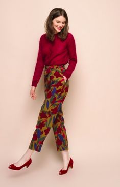 Pantalon fleuri Autumn Sewing, Workplace Fashion, Rouje Paris, Foto Poses, Colourful Outfits, Office Outfits, Looks Vintage, Work Fashion, Colorful Fashion