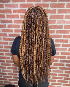 Passion Twists Color 350, Passion Twists Ombre Blonde, Brown Blonde Passion Twist, Passion Twists Color 30, Senagalese Twist, Short Twist Braids Hairstyles, Long Crochet Hair, Hairstyles Kenya, Box Plaits