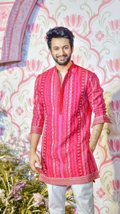 Men Outfits For Sangeet, Sangeet Clothes For Men, Shadi Dresses For Boys, Mens Wedding Wear Indian Style, Groom Outfit For Haldi, Haldi Outfit For Men Indian, Indian Mens Wedding Outfit, Pink Outfit For Haldi, Mehandi Outfits For Men