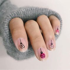 If you're looking for acrylic winter nail design ideas for Christmas, I'm sharing designs that are so cute and festive for the holidays. Festive Holiday Nails, Nagellack Trends, Christmas Manicure, Festive Nail Art, Her Nails, Holiday Nail Art, Winter Nail Art, Winter Nail Designs, Ombre Hair Color