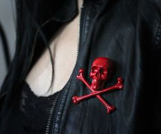 I've pinned this before, but this time it has the link. Accesorios Dark, Skull Pin, Red Skull, Skull Fashion, Skull Jewelry, Skull And Bones, Dark Fashion, Skull Art, Shadowhunters