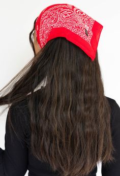 These cute Bandana “kerchief” scarves make the perfect accessory! This style is so current and chic! Plus it keeps the hair out of you face! Red Head Scarf, Mod Outfits, Bandana Hair Wrap, Cute Bandana, Kerchief Hair, Scarf Collection, Beauty Of Simplicity, Head Scarves, Small Scarf