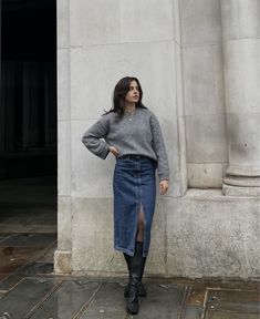 Denim Pencil Skirt Outfit Winter, Demin Skirt Winter Outfit, Long Jean Dress Outfit Winter, Denim Midaxi Skirt Outfit, Long Jean Skirt Outfits Fall 2023, Midi Jean Skirt Outfits Winter, Mid Length Denim Skirt Outfit, Midi Demin Skirt, Midi Denim Skirt Outfit Fall