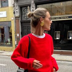 Colour Winter Outfit, Colour Outfit, Cool Chic Outfits, Red Autumn Outfits, Tin Vcb, Colourful Autumn Outfits, Fall Outfits Colorful, Sezane Winter, Red Sweater Street Style