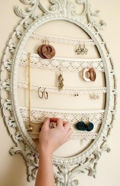 Turn an old photo frame into a jewelry holder with lace. Jewelry Storage Diy, Hiasan Bilik Tidur, Interior Boho, Shabby Chic Jewelry, Shabby Chic Diy, Earring Holder, Diy Vintage, Diy Schmuck, Shabby Chic Furniture