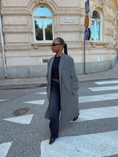 Our Forever Coat is an elevated version of our Forever Blazer. The exact same fit, details and fabric, but in a long, elegant version. With its oversized fit, it’s perfect to layer over suits, big sweaters or a dress. Grey Coat Outfit, Gray Denim Pants, Outfit Mit Blazer, Long Coat Outfit, Fall Wishlist, Long Grey Coat, Djerf Avenue, Modesty Outfits, Simple Fall Outfits