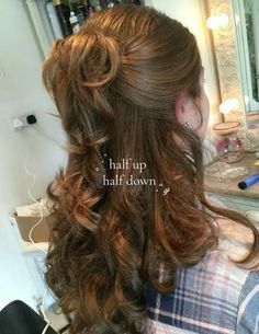 Cute Hairstyles For Medium Hair Homecoming, Medium Hair Homecoming Styles, Brunette Fancy Hairstyles, Homecoming Medium Hairstyles, Hair Styles For Hoco Medium Hair, 2000s Wedding Hair, Different Curled Hairstyles, Hoco Hair Ideas Brown Hair, Home Coming Hairstyles Half Up Half Down