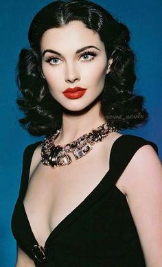 Classic Hollywood Makeup, Extreme Make-up, Vintage Hairstyle, 90s Hair, Fashion Make Up, Prom Inspiration, Engagement Makeup