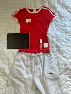 Joggers Style Women, Lets Frans Joggers, Iets Frans Joggers Outfit, Joggers Outfit Aesthetic, How To Style Joggers, Christmas Outfit Summer, Outfit With Joggers, Summer Christmas Outfit, Iets Frans Joggers