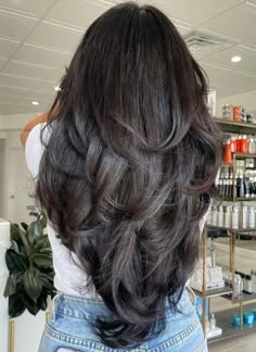 Summer Hair Hacks: V-Cut with Layers for Long Hair - Achieve the Perfect Look Butterfly Hair Cut, V Cut Hair, V Shaped Haircut, Butterfly Hairstyle, V Shape Hair, Long Hair With Layers, Long Hairstyle Ideas, Butterfly Haircut, Haircuts For Long Hair With Layers