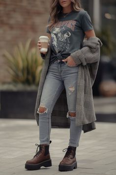 Uncover 10 casual baddie outfits that combine trendy and comfortable elements. Perfect for running errands or hanging out with friends while looking stylish. Cute Fall Outfits Baddie, Casual Baddie Outfits, Edgy Outfits For Women, Casual Baddie, Edgy Work Outfits, Edgy Fall Outfits, Sporty Chic Outfits