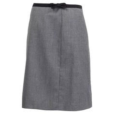 100% authentic Prada houndstooth plaid knee-length skirt in gray and black wool (100%). Embellished with a black bow on the front side. Opens with a concealed zipper and a hook on the side. Lined in black viscose (67%) and silk (33%). Has been worn and is in excellent condition. Measurements Tag Size 40 Size S Waist 72cm (28.1in) to 74cm (28.9in) Hips 90cm (35.1in) to 96cm (37.4in) Length 60cm (23.4in) All our listings include only the listed item unless otherwise specified in the description ab Wool Knee-length Workwear Skirt, Wool Knee-length Skirt For Work, Knee-length Wool Skirt For Work, Houndstooth Pencil Skirt For Work, Elegant Black Skirt With Houndstooth Pattern, Elegant Black Houndstooth Pattern Skirt, Elegant Black Houndstooth Skirt, Houndstooth Skirt For Work, Chic Houndstooth Skirt For Work