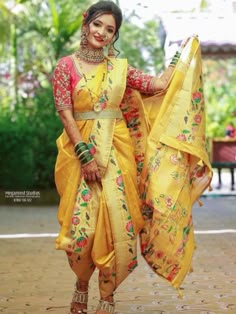 Maharashtrian Bride Styles Yellow Nauvari Saree, Haldi Outfit For Bride Indian, Marathi Bridal Look, Haldi Outfits For Bride, Haldi Dress For Bride, Shadi Mubarak, Haldi Photography, Haldi Outfit For Bride, Marathi Look