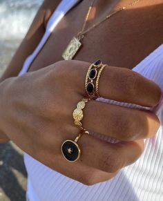 Black And Gold Rings Aesthetic, Ideas Jewelry, Jewelry Summer, Gold Bracelets