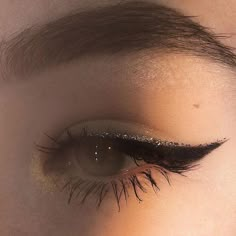 Makeup With Glitter, Beginners Eye Makeup, Eye Makeup Techniques, Glitter Eyeliner, Dope Makeup