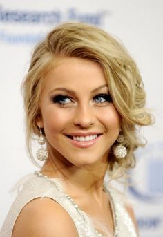 Wow her hairstyle compliment the beauty of her smile #Dailylifebuff Skirt Diy, Julianne Hough