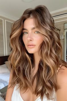 #cabelo #cabelosdivos #mechasiluminadas #mechas Hair Ideas Pale Skin, Balayage Hair Wavy, Cinnamon Hair Color Balayage, Autumn Color Palette Hair, Cinnamon Brunette Hair, Warm Color Hair, Warm Balayage Brunettes, Caramel Latte Hair, Tan Skin Hair Color Ideas