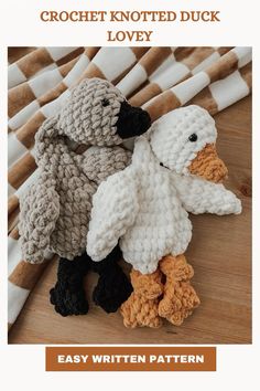 two crocheted stuffed ducks sitting next to each other on a wooden surface with text overlay that reads, crochet knotted duck love