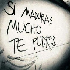 graffiti on the side of a building reads,'sin maduras mucho te pures '