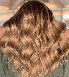 15 Golden Blonde Hair Ideas & Formulas | Wella Professionals Medium Blonde Hair, Blonde Hair Ideas, Strawberry Blonde Hair Color, Golden Blonde Hair, Hair Color Caramel, Hair Color Formulas, Costume Noir