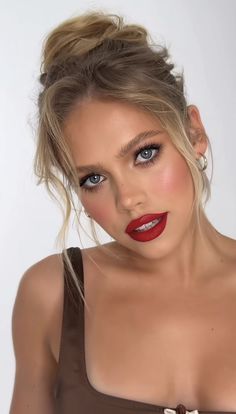 Blondes With Red Lipstick, Glam Makeup Red Dress, Eye Makeup For Red Lipstick, Red Lip Makeup Look Blondes, Eyeshadow For Red Dress, Simple Christmas Makeup Looks, Bold Glam Makeup, Red Lip Makeup Looks, Instagram Makeup Looks