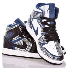 Take your style to the next level with the exclusive custom Nike Air Jordan 1 Check Swarovski sneakers. This iconic two-tone model, in black and white with blue details, has been completely covered with Swarovski crystals, giving it an extraordinary brilliance. The Nike Air Jordan 1 Check Swarovski are the perfect choice for those who want to stand out with style and luxury. Luxury High-top Sneakers With Rhinestones, Sporty High-top Sneakers With Rhinestones, Luxury Black Sneakers With Rhinestones, Black Luxury Sneakers With Rhinestones, High-top Bling Sneakers For Streetwear, Sporty Black Sneakers With Rhinestones, White Iced Out Sneakers For Streetwear, White Embellished Sneakers For Streetwear, High-top Rhinestone Sneakers For Streetwear