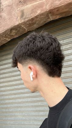 #mohicano #cortemasculino #cortehombre #mullet Morden Mullet Men Fade, Fluffy Edgar Haircut, Cortes De Cabello Corto Hombre, Fluffy Mullet, Fluffy Edgar, Corte Mullet, Edgar Haircut, Mullet Cut, Mohawk Fade