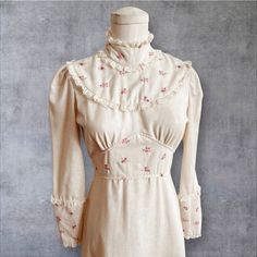 Step Back In Time With The Betty Lane Original Vintage Maxi Dress, A True Embodiment Of The 1970s Prairie Style With A Touch Of Victorian Elegance. Crafted From Comfortable Cotton And Adorned With Delicate Pink Roses, This Beige Cottagecore Lace Dress Offers A Serene And Graceful Look Perfect For Formal Occasions. The Dress Features A Regular Fit For A Size Small, Ensuring Both Comfort And Elegance. Its Original Design From The 1970s Adds A Unique Charm, Making It A Standout Piece For Any Wardro Beige Cottagecore, Vintage Prairie Dress, Victorian Elegance, Dress Cottagecore, Prairie Style, Vintage Maxi Dress, Prairie Dress, Charm Making, Step Back