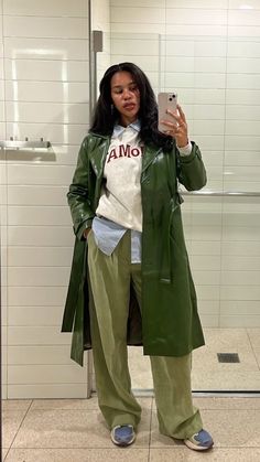 Style Green Pants For Women, Work Wear Street Style, Modern Office Outfit, Purple And Grey Outfit, Winter Street Style Women, Casual Dress Pants Outfits, Cool Office Outfits Women, Green And Black Outfits, Green Fall Outfit