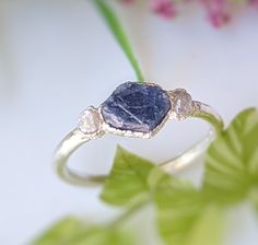 Pour vous mesdames nées en septembre ! Votre nouvelle bague de naissance comprend un magnifique saphir bleu céleste et 2 petits diamants bruts
✦ LES PETITS DÉTAILS ✦
• Saphir brut bleu (8-10 mm)
• 2 diamants brut (2-3 m)
• Anneau en argent sterling de 1,5 mm
Vous recevrez une bague similaire à celle publiée dans ce listing, mais elle peut différer légèrement car toutes mes pierres précieuses brutes sont de forme, de couleur et de taille différentes. Il n'y a pas deux pierres identiques et c'est Uncut Diamond Ring Engagement, Etsy Engagement Rings Unique, Unique Sapphire Rings, Rustic Engagement Rings, Raw Sapphire Ring, Rough Diamond Engagement Ring, Boho Wedding Ring, Raw Sapphire, September Birthstone Ring